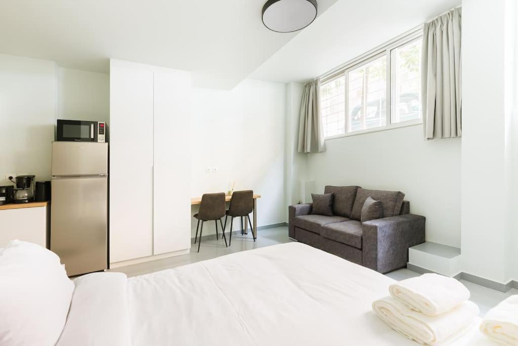 Snug With Shared Garden Iv Apartment Athens